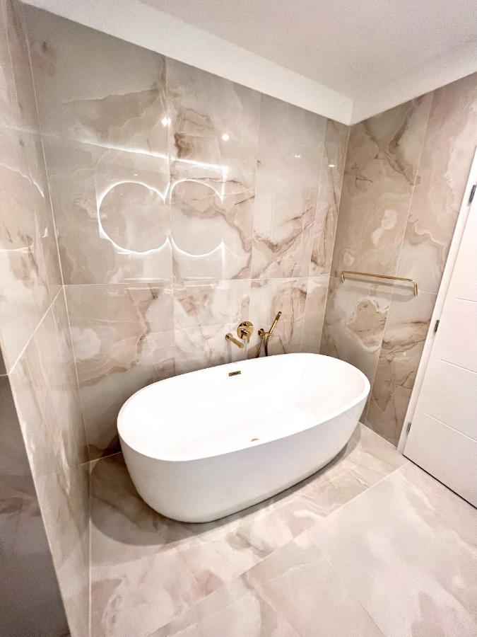 Stylish 3 Bedroom Apartment In The Hearth Of City Center With History Bratislava Exterior photo