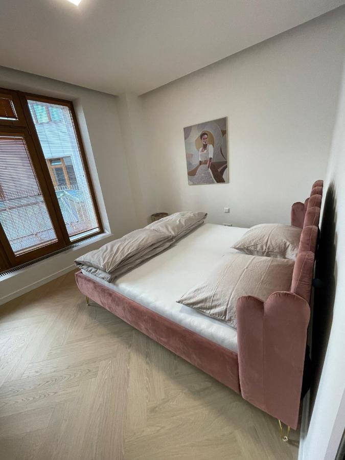 Stylish 3 Bedroom Apartment In The Hearth Of City Center With History Bratislava Exterior photo