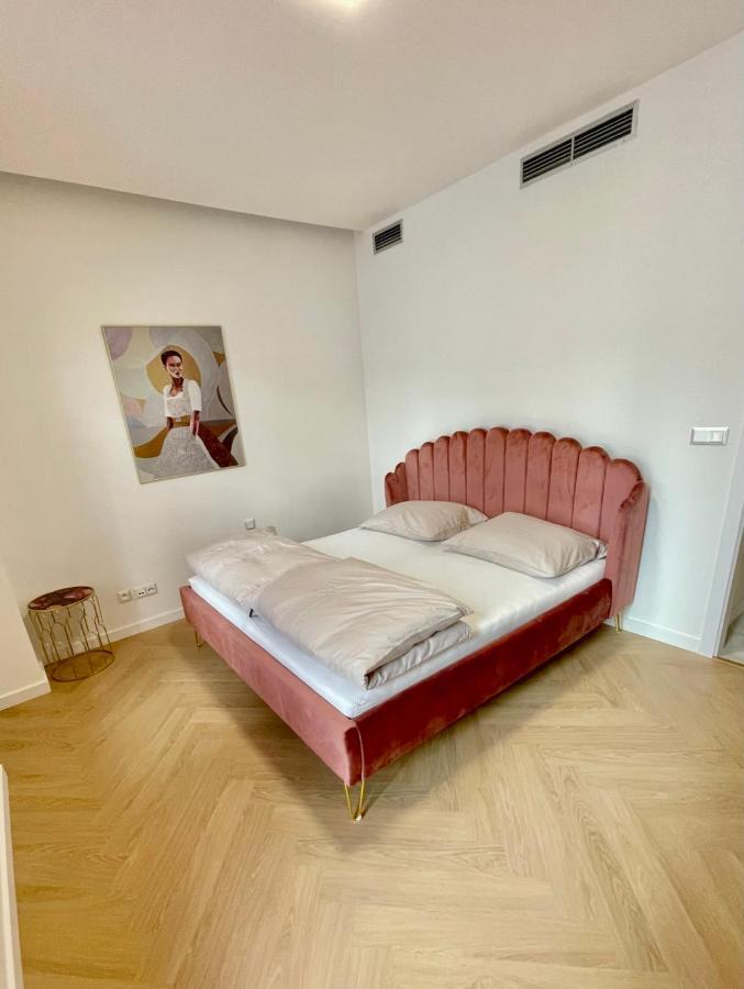 Stylish 3 Bedroom Apartment In The Hearth Of City Center With History Bratislava Exterior photo